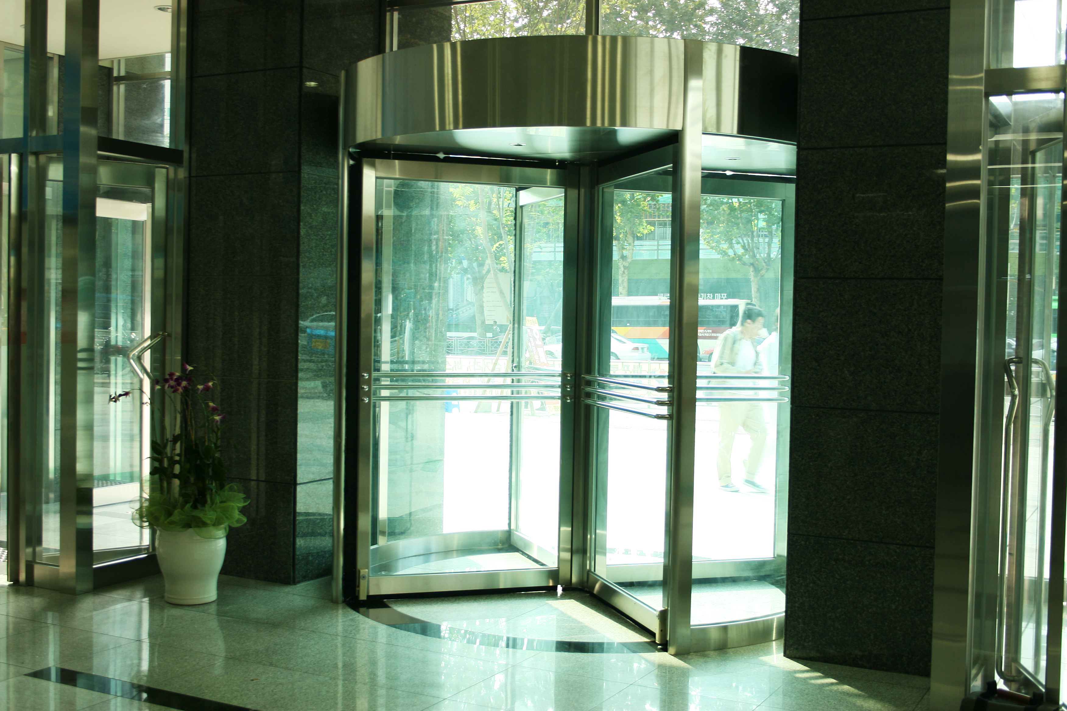 The Ultimate Guide to Automatic Sensor Doors: Types, Tech, and Safety